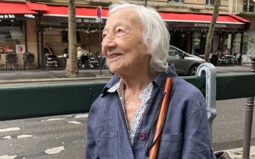 巴黎街头一群足球流氓围着90岁老奶？看似惊险其实很暖！